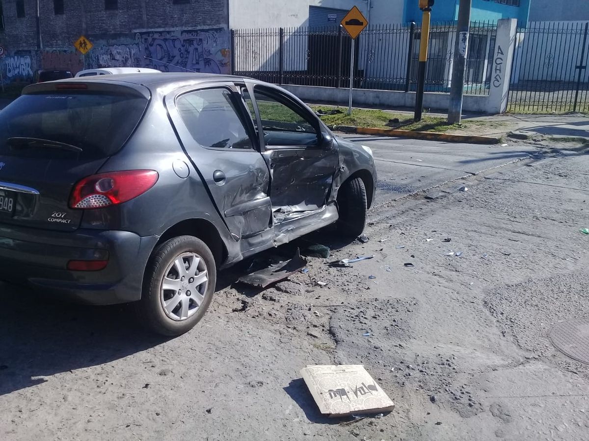 Uno de los automóviles habría cruzado el semáforo en rojo y buscan determinar cuál fue.