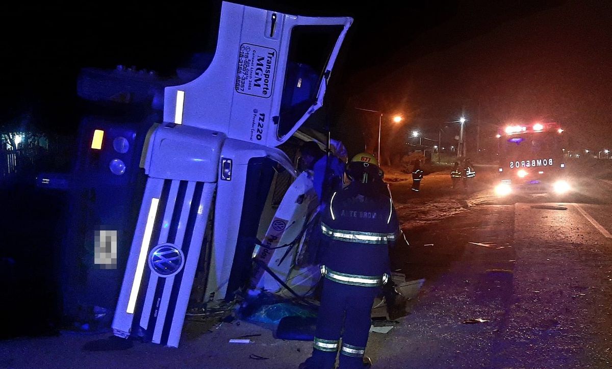 Bomberos de Almirante Brown trabajan en el lugar del accidente.
