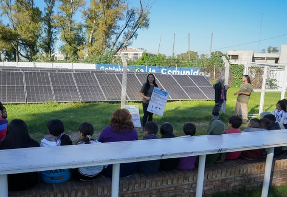 Chicos del CPII N° 3 durante la recorrida por el Parque Solar de Villa Fiorito, donde conocieron el funcionamiento de los paneles fotovoltaicos.