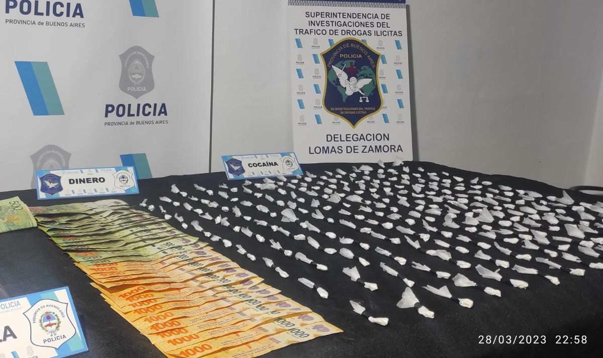 Un total de 200 envoltorios de cocaína fueron incautados entre el kiosco y la remisería de Lomas.