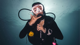 la joven de adrogue que es fanatica del mar, buceo por el mundo y la declararon embajadora