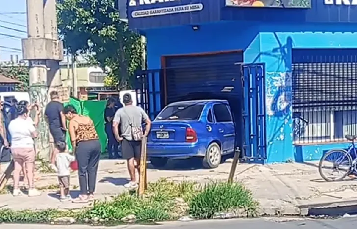 El auto habría perdido el control e ingresó a una carnicería de Lomas. El auto habría perdido el control e ingresó a una carnicería de Lomas.