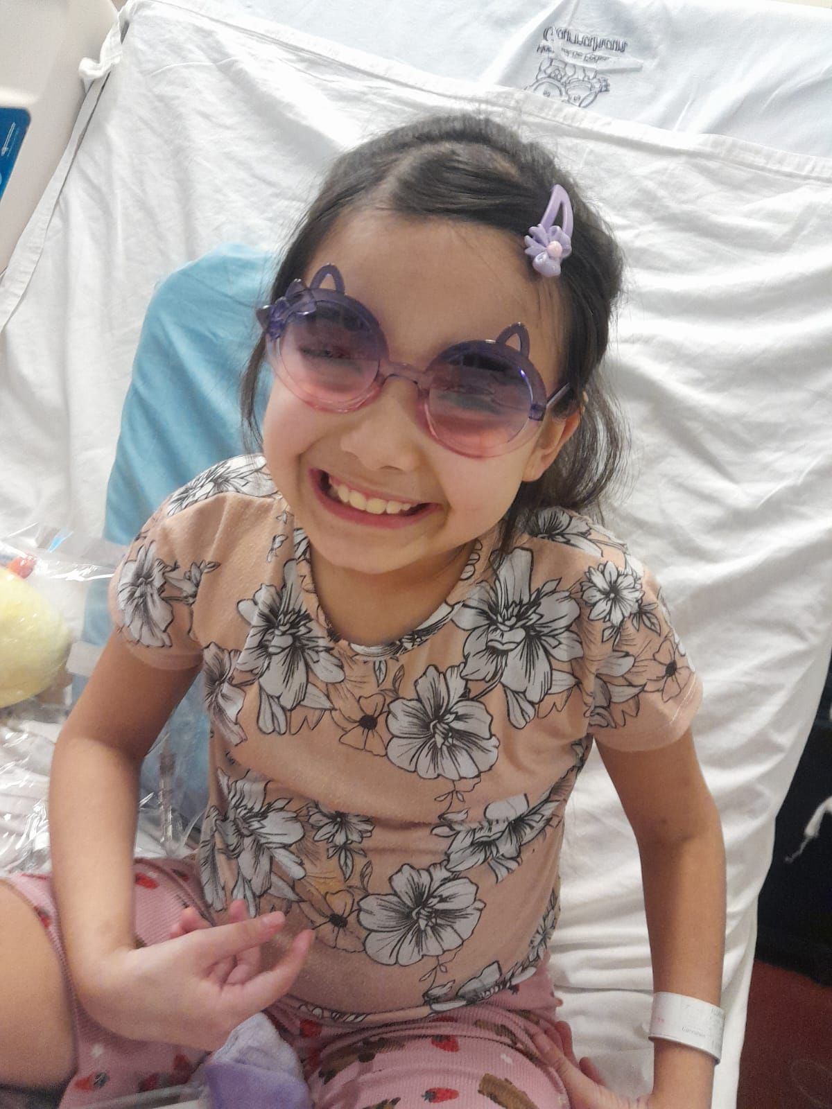 Su familia busca ayuda para afrontar los gastos y conseguir un lugar donde vivir mientras Natasha continúa con su tratamiento. Su familia busca ayuda para afrontar los gastos y conseguir un lugar donde vivir mientras Natasha continúa con su tratamiento.