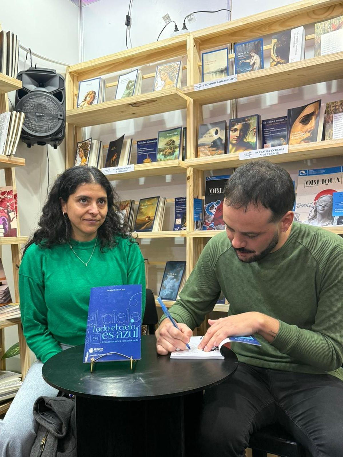El autor de Lomas de Zamora presentó “Todo el cielo es azul”, su primera novela inspirada en el vínculo con su abuela.