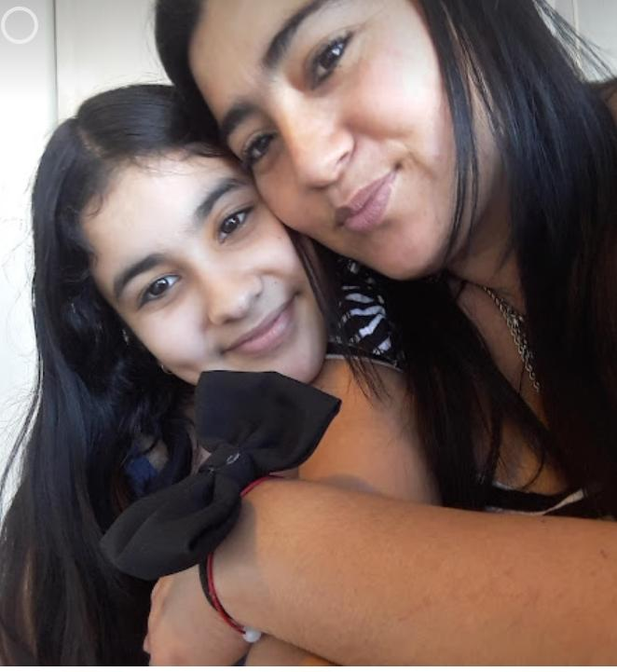 Liz junto a su madre, Silvia María Alarcón.