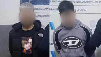 Detuvieron en la zona sur a dos adolescentes acusados de robar un auto a mano armada en Capital Federal