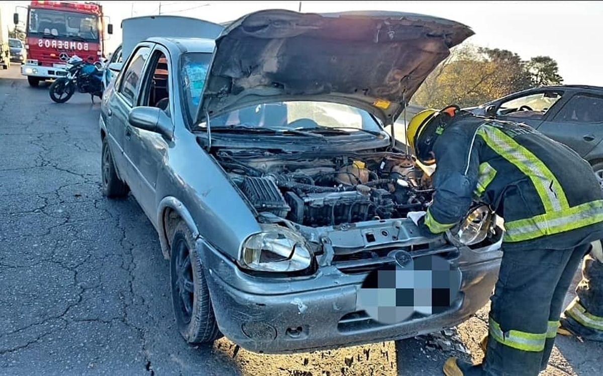 Bomberos de Almirante Brown trabajan en el lugar del choque.