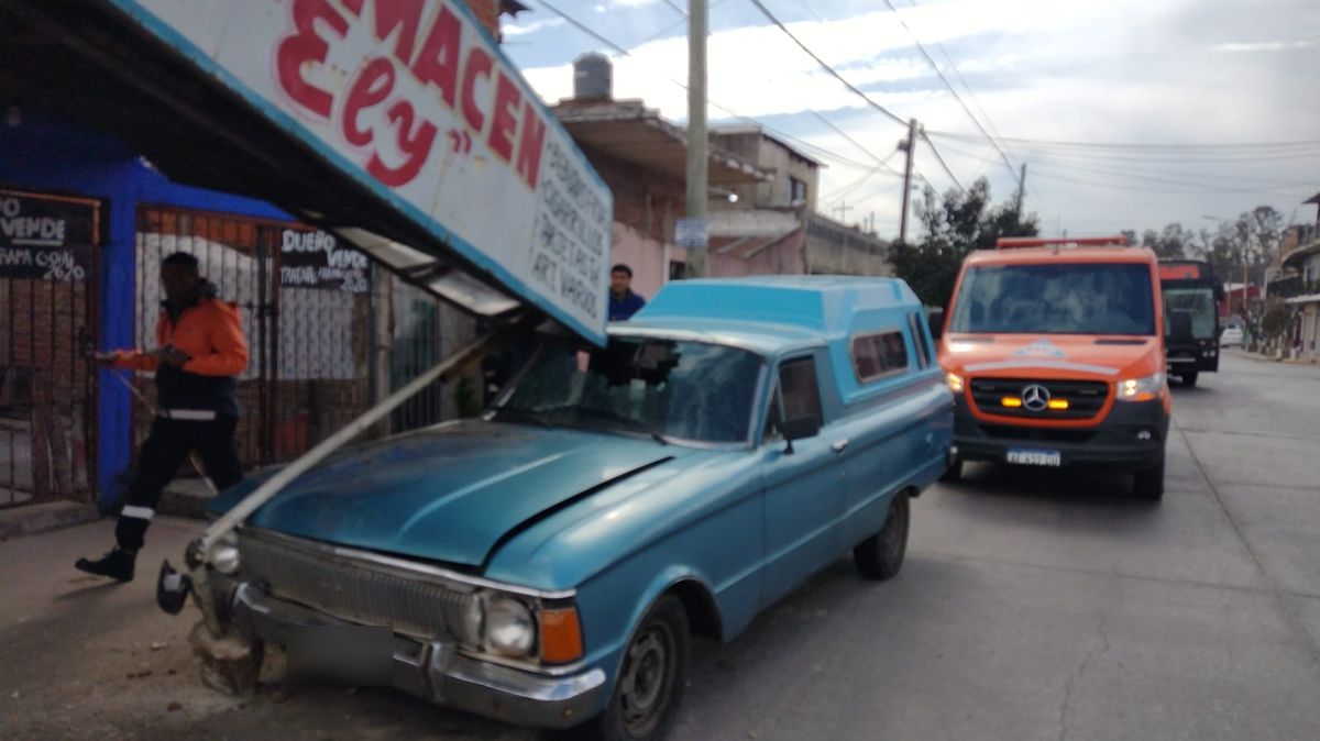 Así quedó la camioneta que perdió el control en Lomas de Zamora.