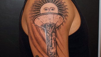 Un joven de Monte Grande se tatuó el tanque de la estación como símbolo de identidad