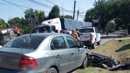choque entre un auto y una moto en almirante brown: dos personas heridas