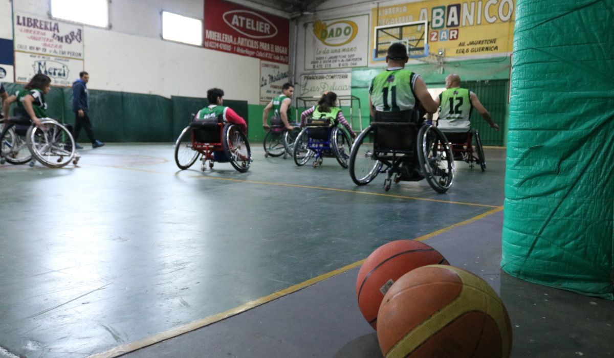 Héroes sobre ruedas: la historia del equipo de básquet adaptado que pide pista en la región 