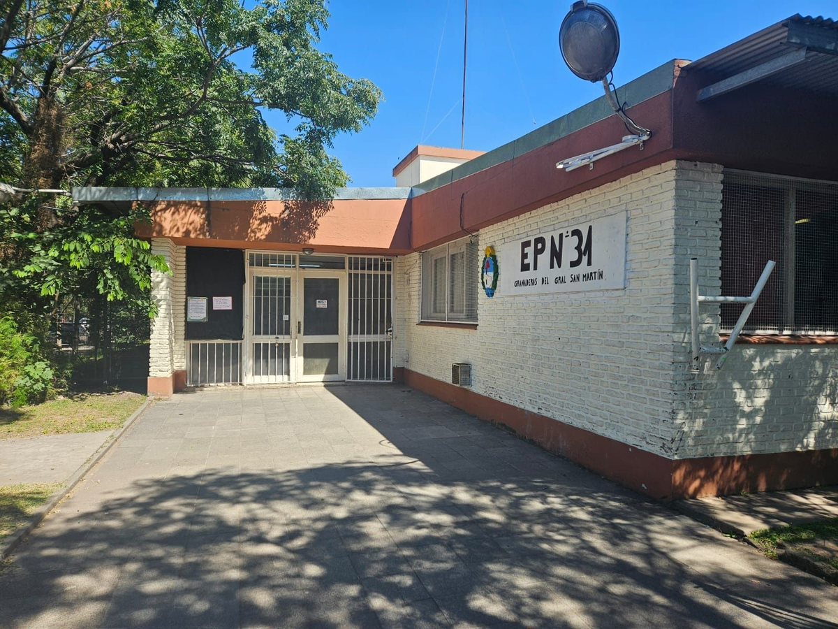 El actual frente de la escuela, ubicada a pocas cuadras de la casa donde comenzó. 