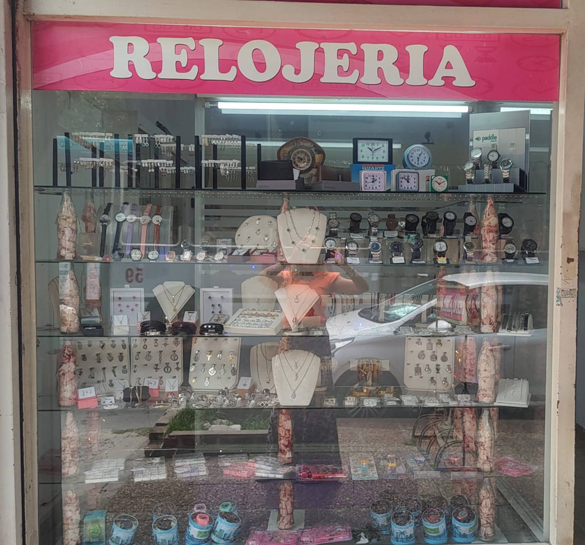 El local se encuentra ubicado sobre la calle José Hernández 224, en Luis Guillón. 