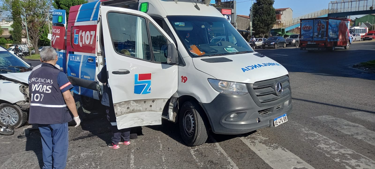 Grave choque entre una camioneta y una ambulancia en Lomas: tres heridos