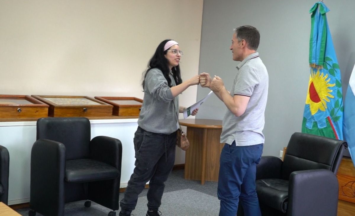 El intendente de Esteban Echeverría, Fernando Gray, recibió a Aldi Vega en su despacho.