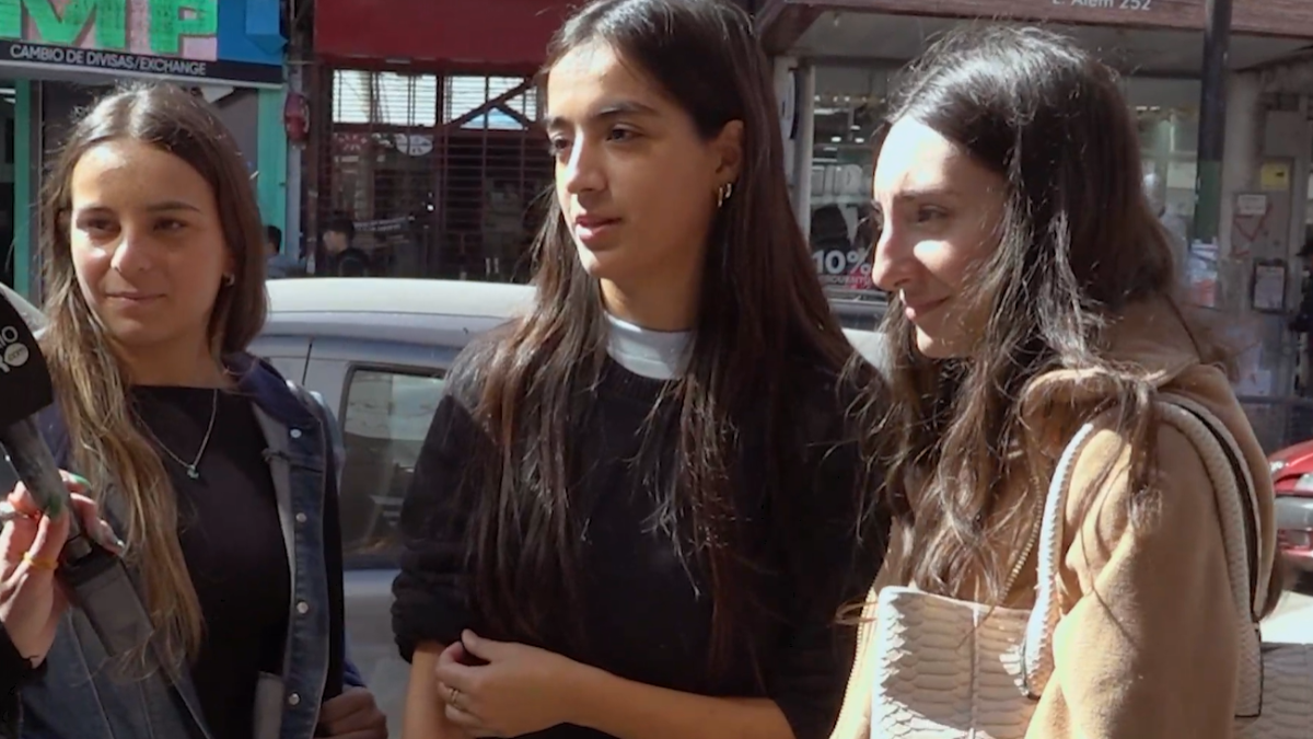 En Monte Grande, vecinos contaron qu&eacute; leen y c&oacute;mo cambiaron sus h&aacute;bitos en el D&iacute;a del Libro, con menos libros y m&aacute;s consumo digital.