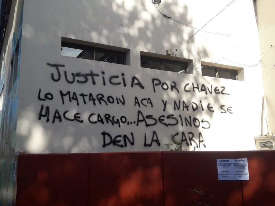 Furia en Lomas de Zamora: pintadas en la puerta del Hospital Gandulfo por el caso de Francisco Chávez.