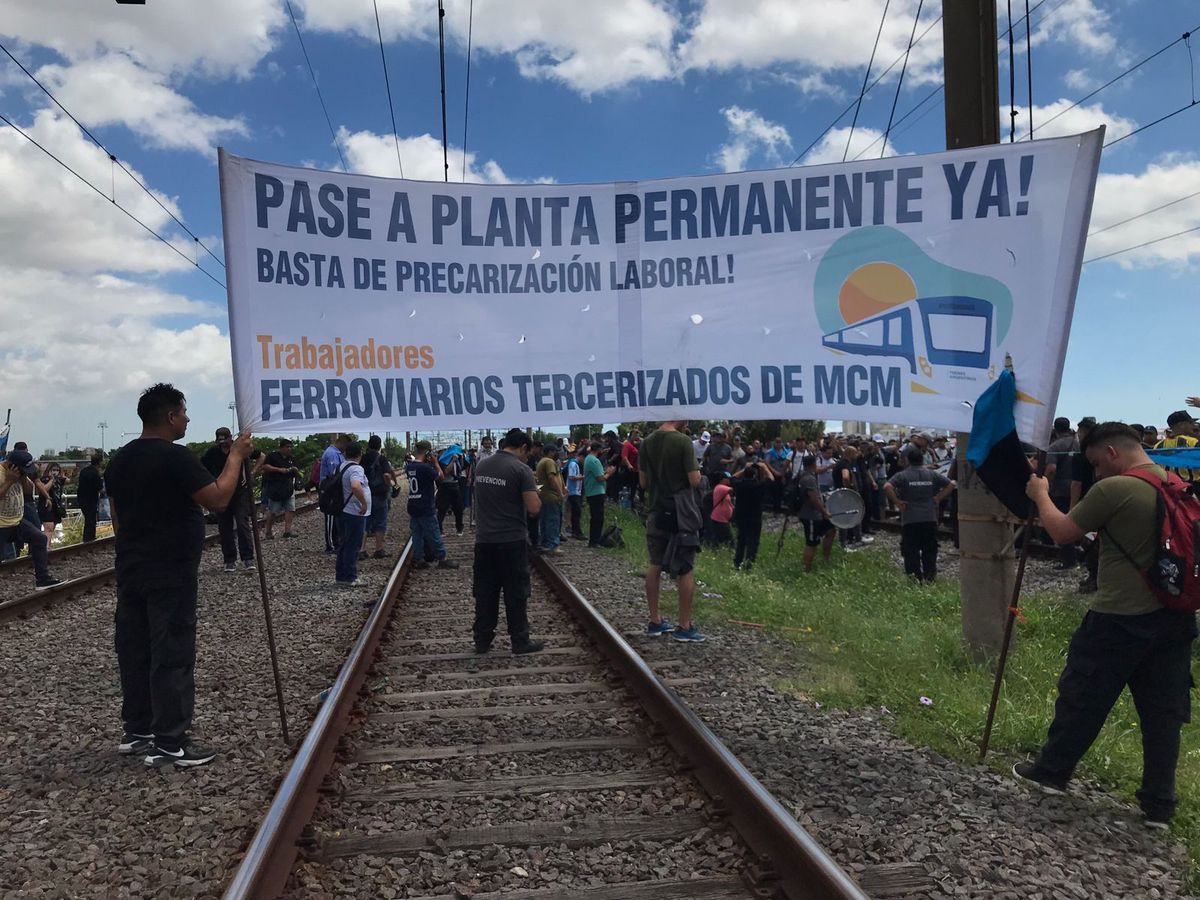 Los trabajadores tercerizados del Tren Roca anunciaron un corte de vías para mañana