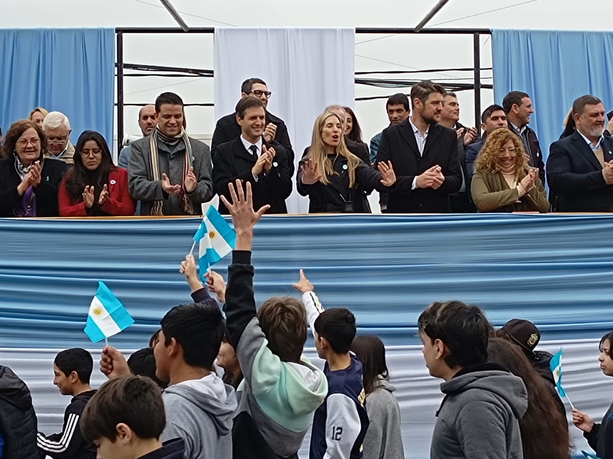 El intendente de San Vicente Nicol&aacute;s Mantegazza durante el desfile.