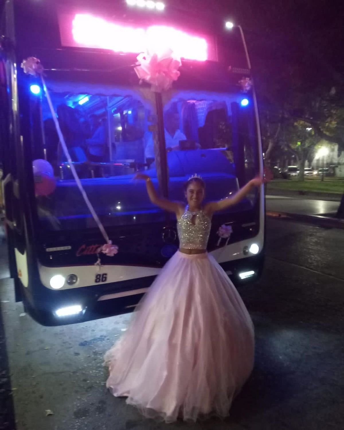 La vecina de Esteban Echeverría y el colectivo de Yitos SA que la llevó a su fiesta de 15.