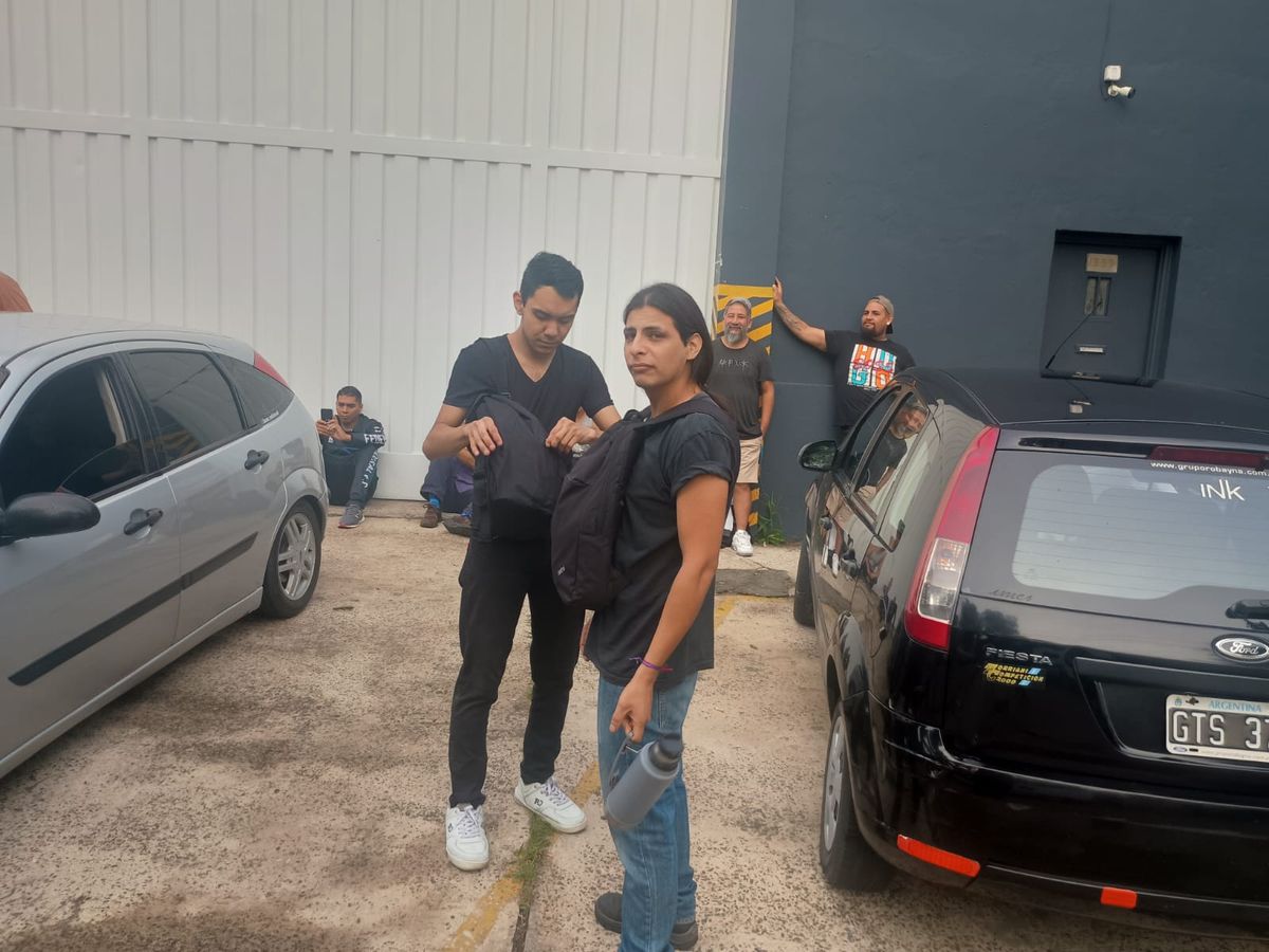 Extrabajadores de Guillemi Ascensores realizan una medida de fuerza frente a la planta en reclamo por despidos y falta de pago. Extrabajadores de Guillemi Ascensores realizan una medida de fuerza frente a la planta en reclamo por despidos y falta de pago.