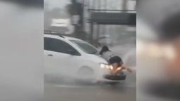 violencia en el temporal: un hombre arrastro a una mujer en el capot del auto en gerli