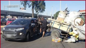 Un carrito con un caballo chocó contra una camioneta en Lomas