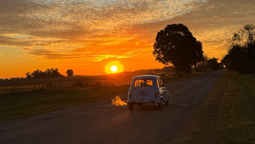 se mudo de temperley a saladillo y recorre el campo con su auto clasico: la renoleta es mi companera de vida