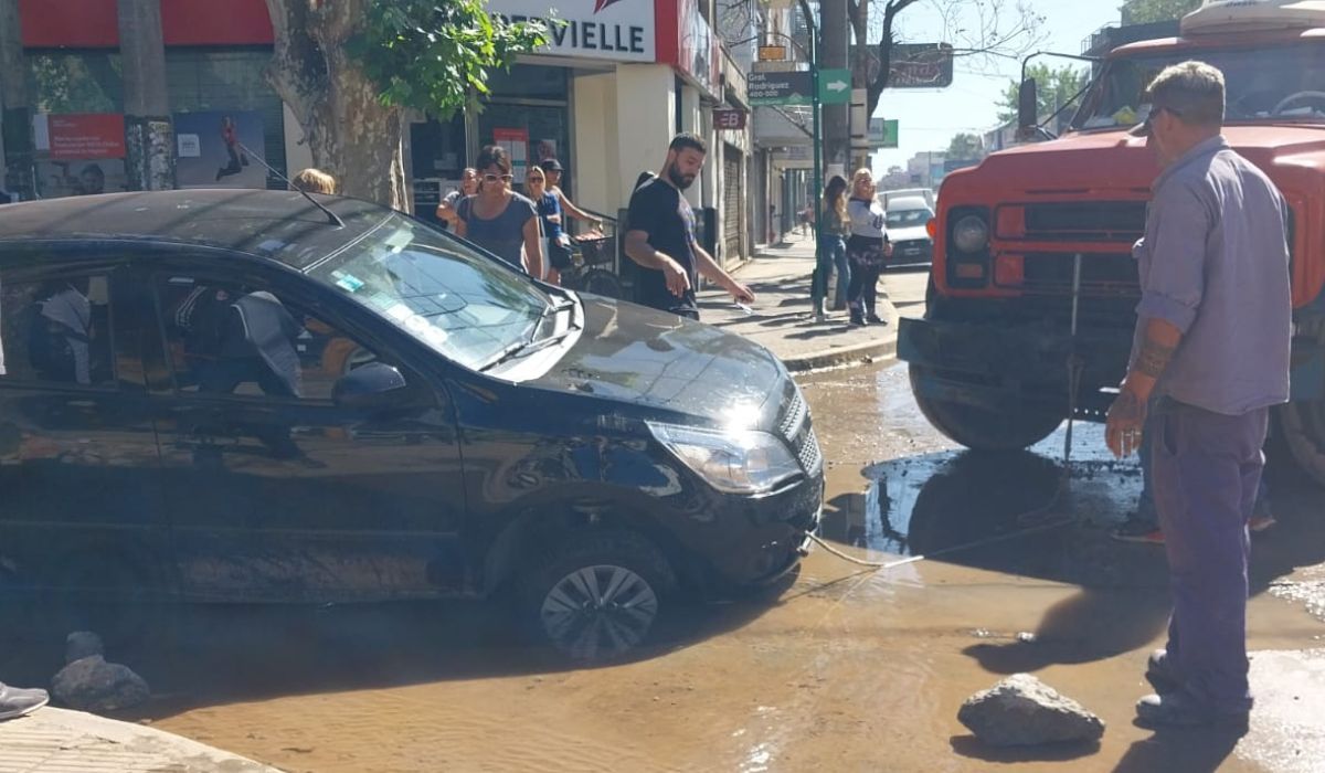 En el centro de Monte Grande, un auto cayó a un pozo de una obra de Aysa