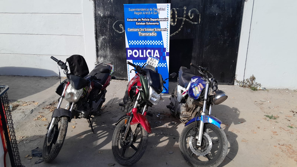 Los delincuentes fueron encontrados en Esteban Echeverría desarmando un vehículo.