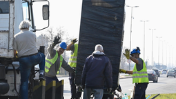 esteban echeverria: continua la renovacion de los totems indicadores de velocidad en la ruta 205