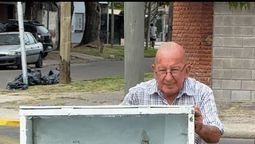 lanus: la historia del jubilado que vende manzanas caramelizadas en la calle