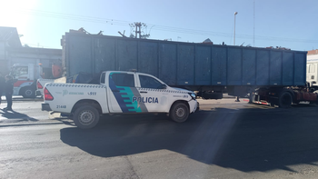 Murió una mujer tras ser atropellada por un camión en Camino de Cintura: se habría arrojado