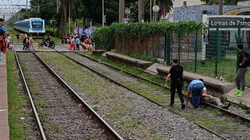 Lomas de Zamora: un adulto mayor cayó a las vías y debió ser rescatado de urgencia