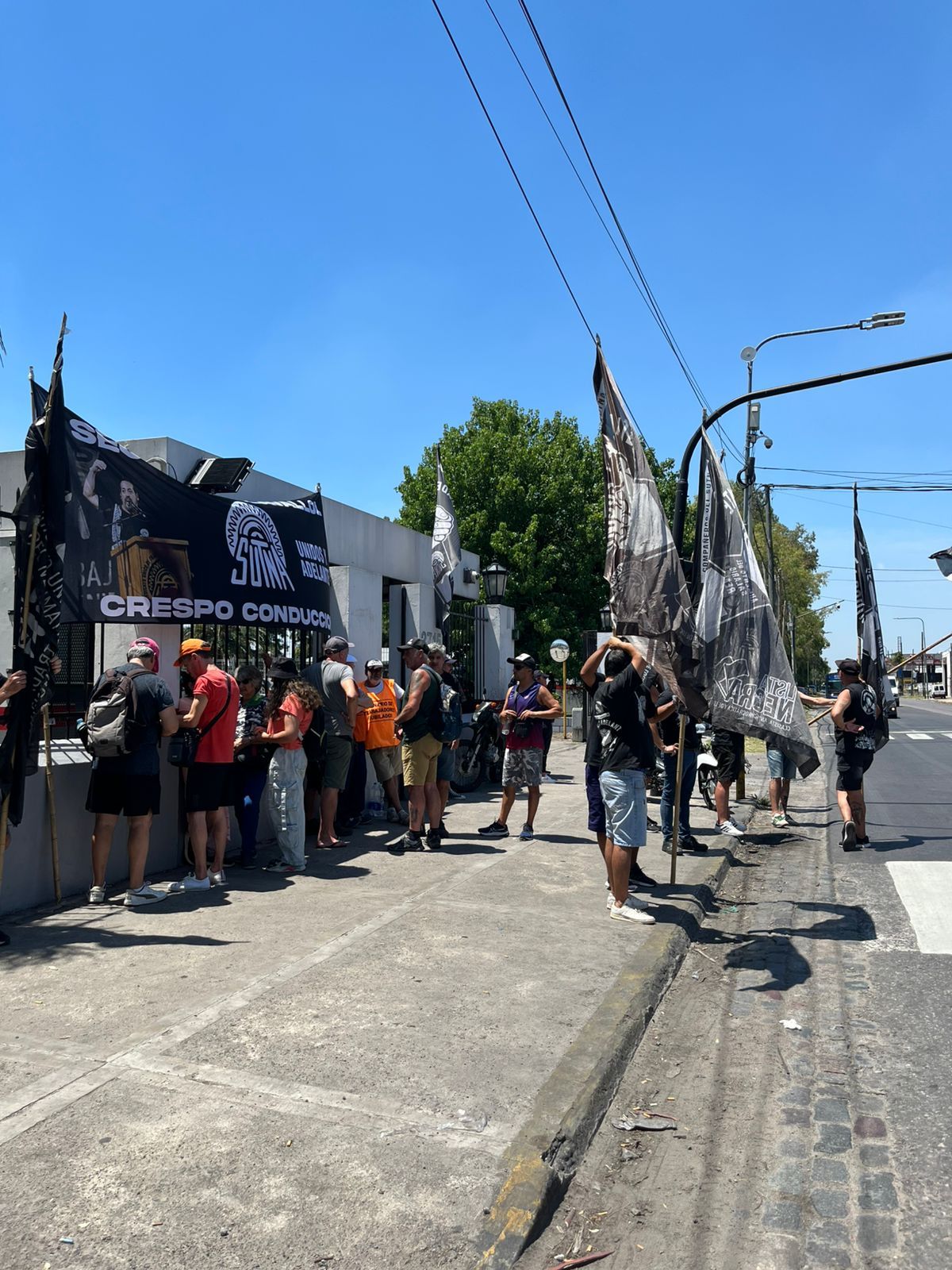 La protesta se realizó en reclamo de un acuerdo paritario y una recomposición salarial acorde a la inflación, tras un año sin cierre de negociaciones.