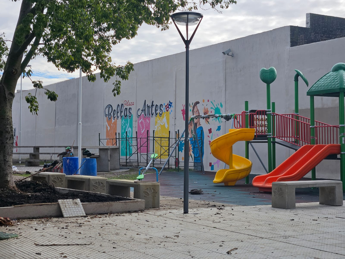 La plaza se encuentra ubicada en la calle Don Luis Trangoni, entre San Martín e Independencia, en Luis Guillón.