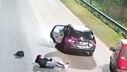una joven se tiro de un remis en plena avenida y denuncio que el chofer habia cambiado el recorrido