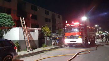 Incendio en los monoblocks de Llavallol: un departamento quedó destruído