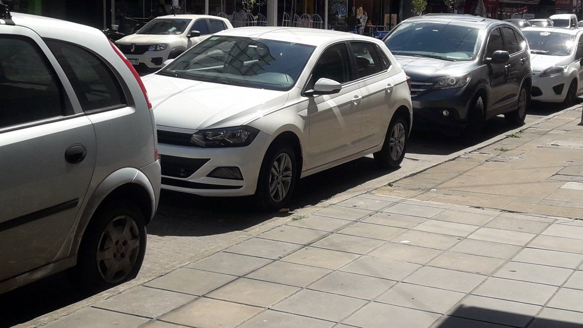 El Municipio de Lomas de Zamora prohibirá el estacionamiento en varias calles: preocupación de vecinos
