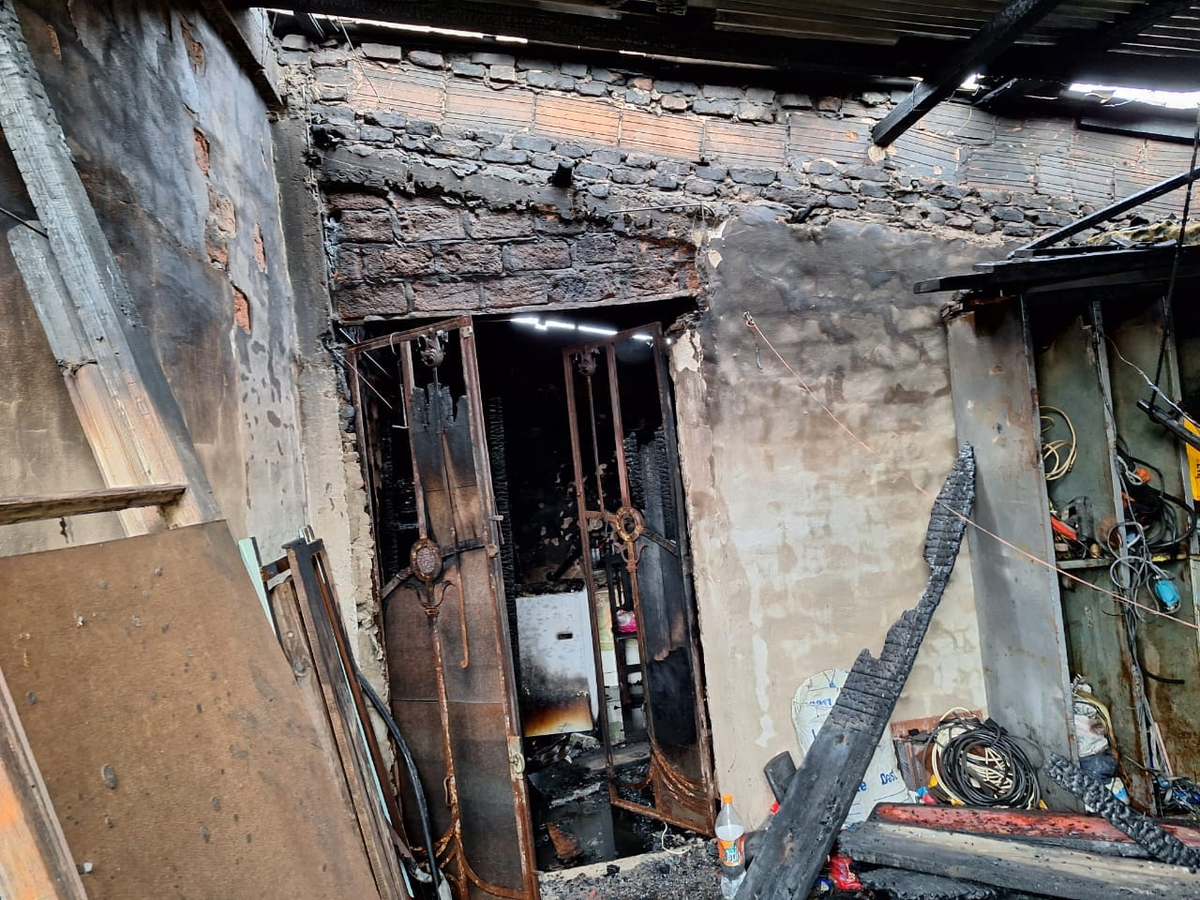 Las llamas generaron graves daños materiales. 