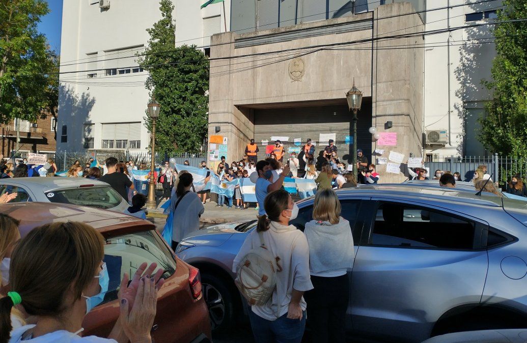 Protesta frente a la Plaza Grigera por la suspensión de clases presenciales.