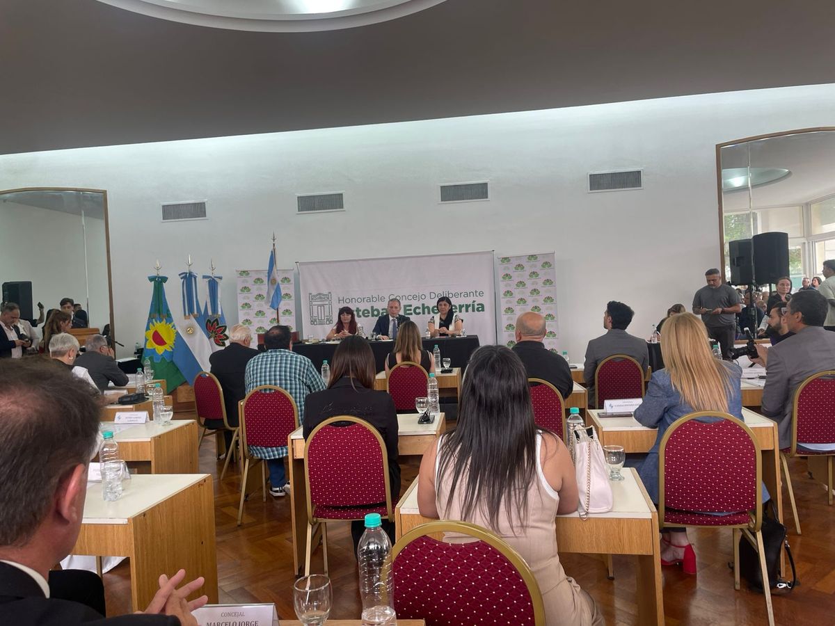 Fernando Gray encabezó la sesión preparatoria del Concejo Deliberante, donde asumieron los nuevos concejales del distrito.