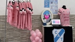 temperley presento una camiseta rosa para concientizar sobre el cancer de mama