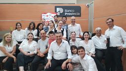 emocion en el banco provincia de san vicente por la jubilacion de gustavo garcia, tambien historico bombero