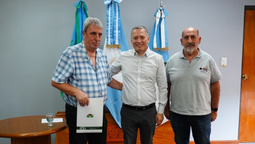 esteban echeverria: fernando gray entrego decretos de promocion industrial a dos empresas