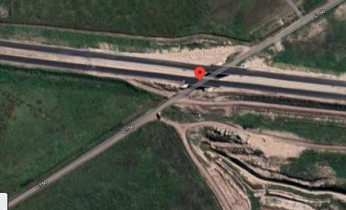 El cruce de la calle 50 con la Autopista Presidente Perón en el límite entre Guernica y Alejandro Korn.