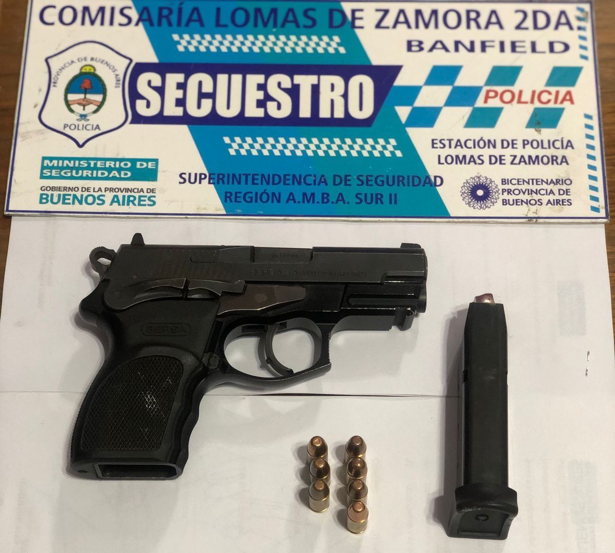 Arma incautada al delincuente tras el robo en Banfield.