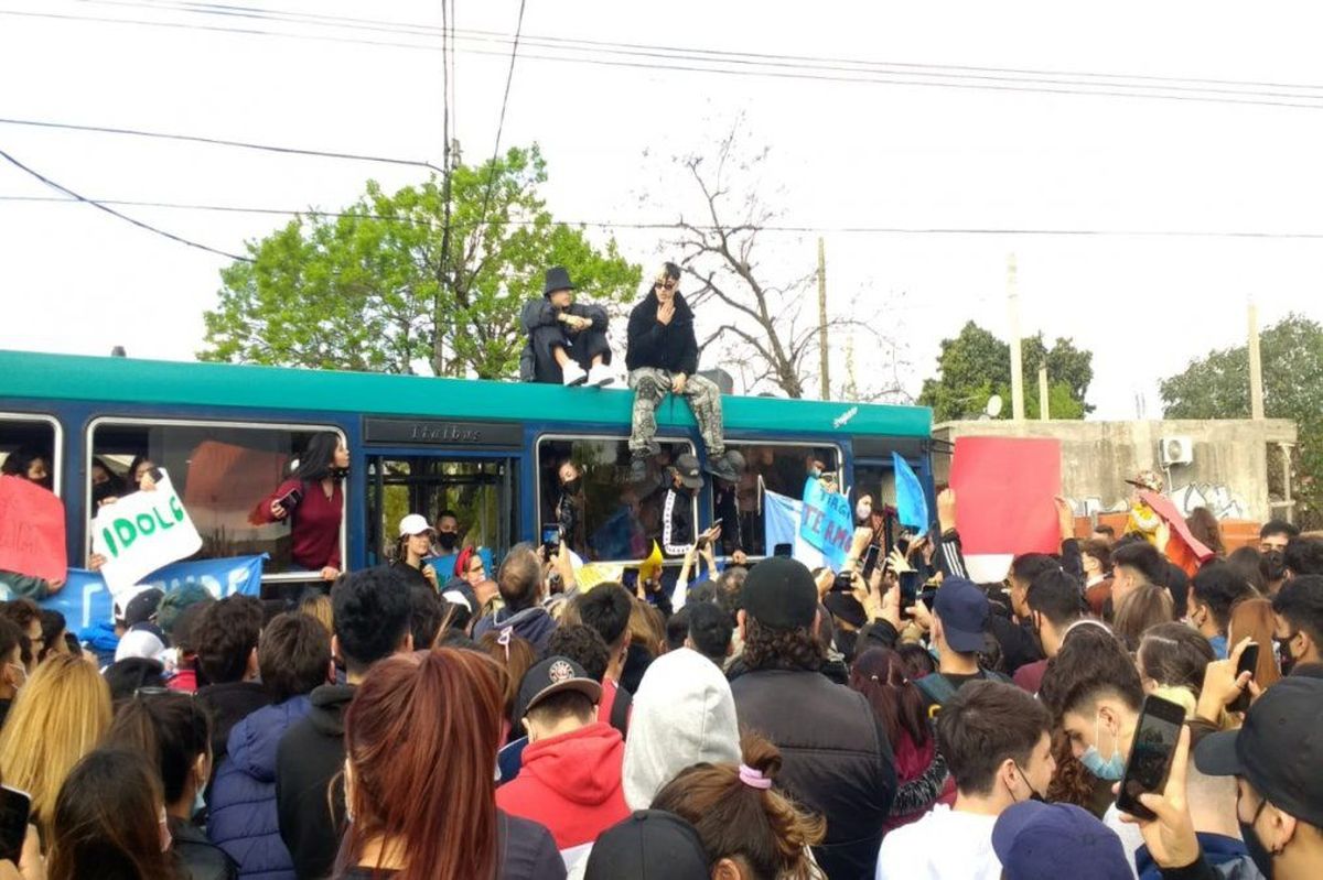 Tiago PZK junto a Trueno sentados en un colectivo de la línea 501, en la grabación de un videoclip en Monte Grande.