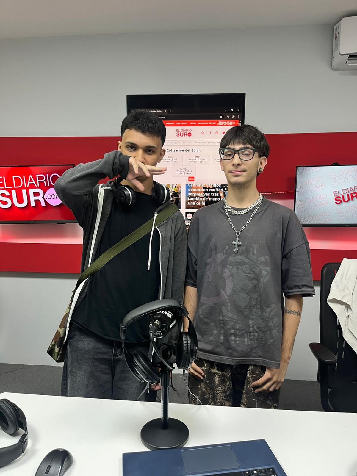 Luber y Ayura, artistas de Luis Guillón, presentaron Los raros están de moda, un álbum de trap producido de manera independiente desde sus propias casas.  