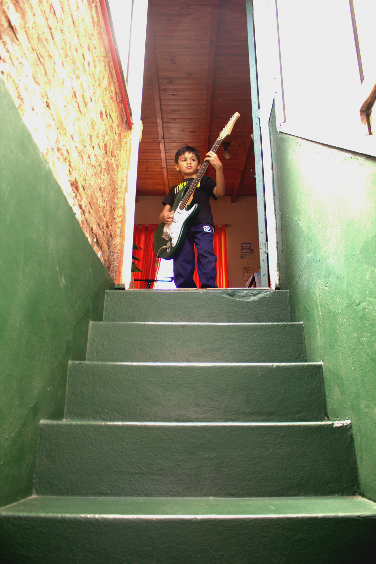 Nachito estudia guitarra y es fanático de Gustavo Cerati.